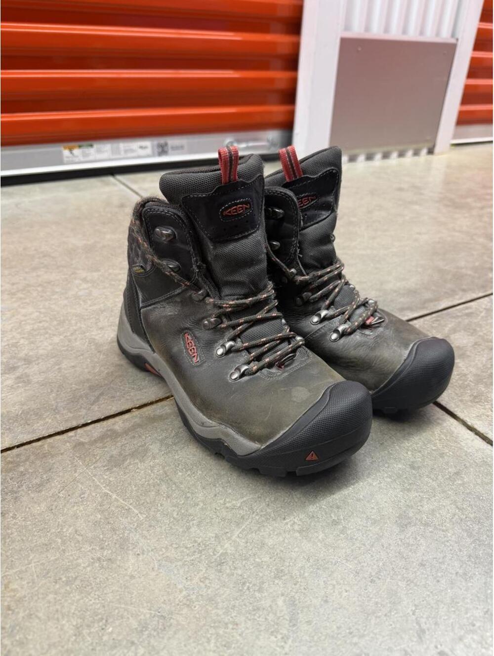 keen Revel III Waterproof Winter hiking boot size 10 WOMENS / NO INSOLE